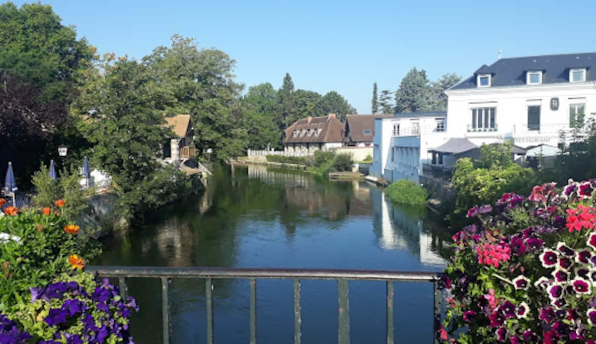 L'Eure et ses berges fleuries à Pacy-sur-Eure