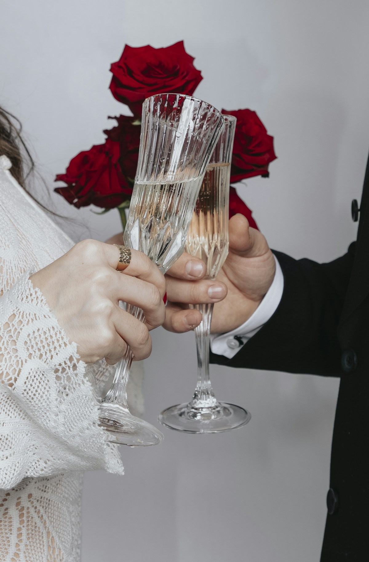 Deux coupes de champagne et des roses rouges