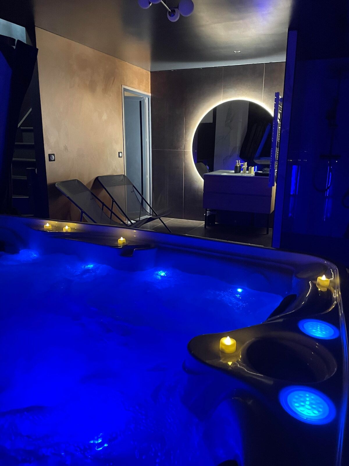 Spa illuminé de bleu avec miroir rond lumineux